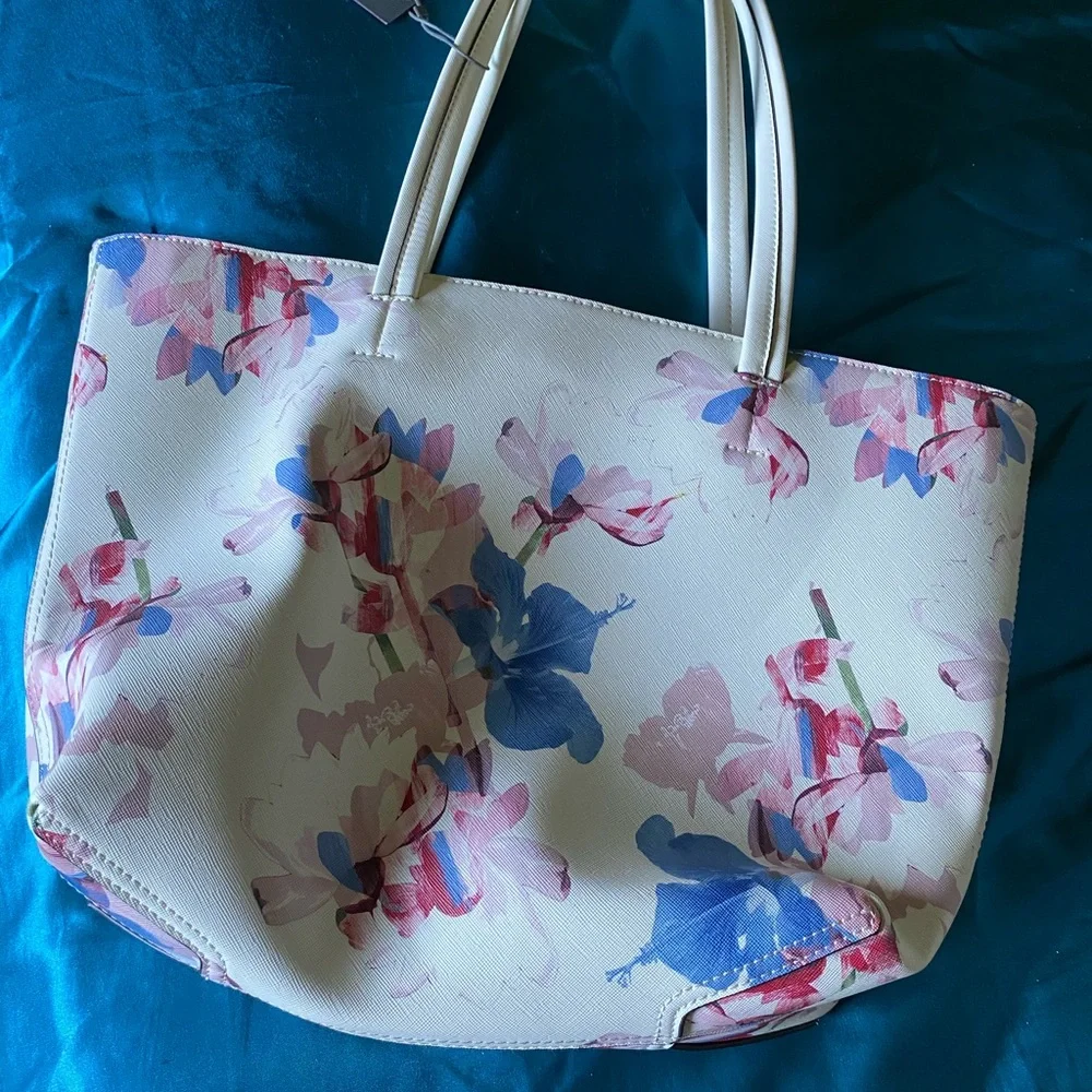 NWT Vince Camuto medium tote Dust Bag included - Picture 4 of 8